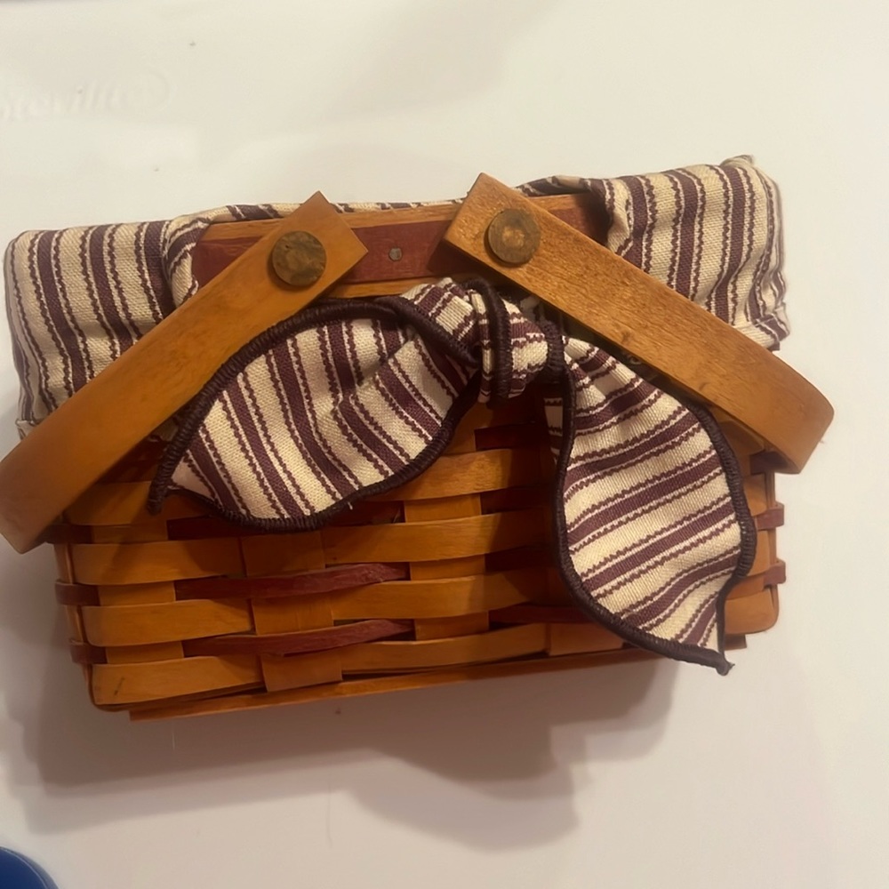 Longaberger basket with cloth liner and plastic liner 1997 EUC